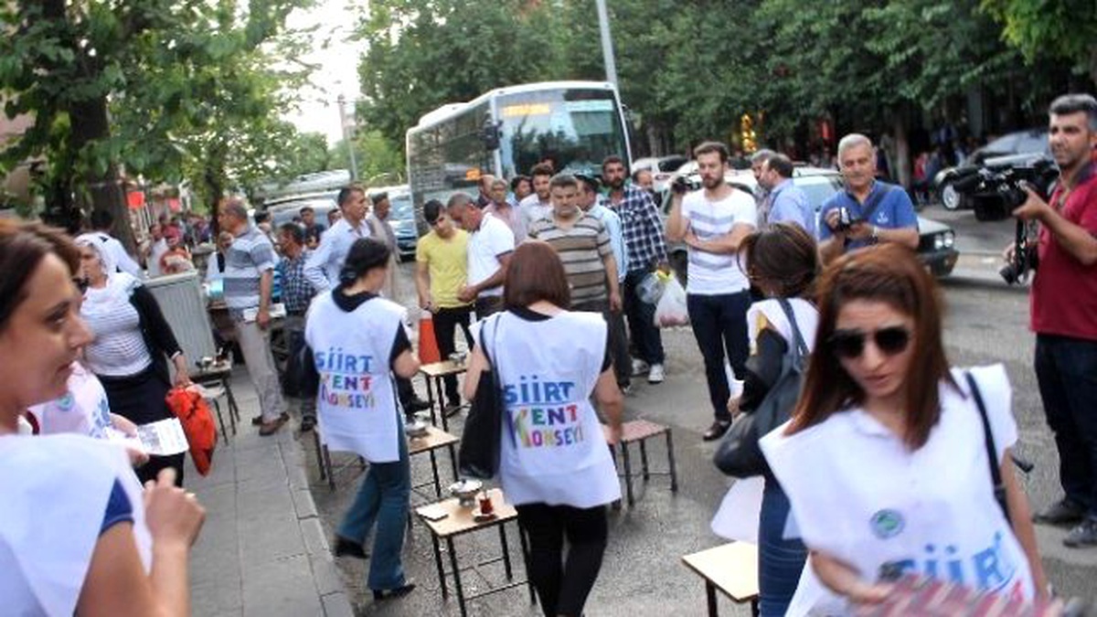 Kaldırım İşgallerine Tepki Gösteren Kadınlar Çayhane Bastı