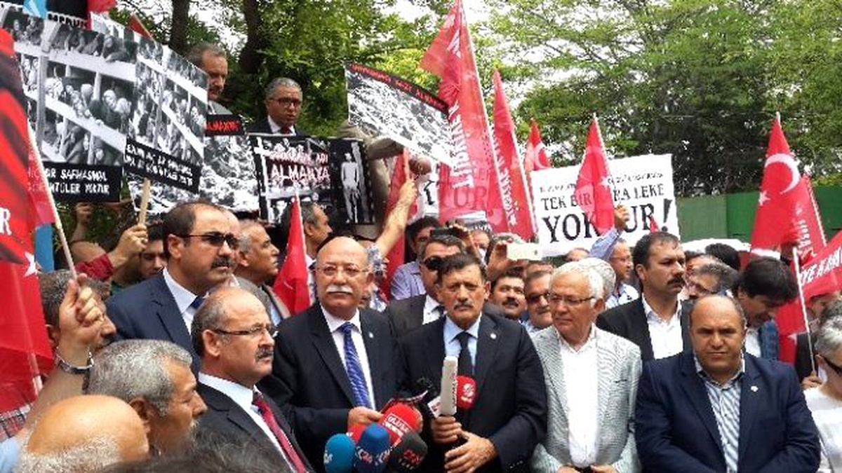 Kamu-sen\'den, Almanya Büyükelçiğine Yumurtalı Protesto