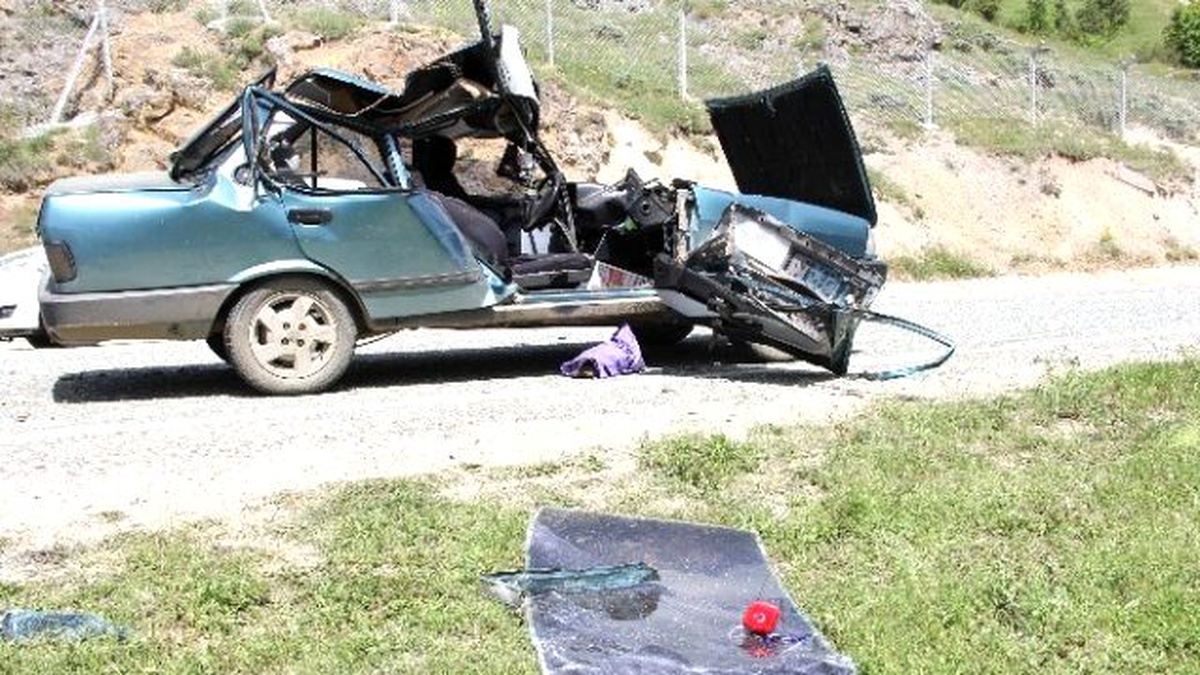 Kepçeye Çarpan Otomobil Hurdaya Döndü