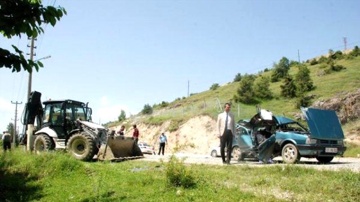 Kepçeye Çarpan Otomobildeki 2 Kişi Yaralandı