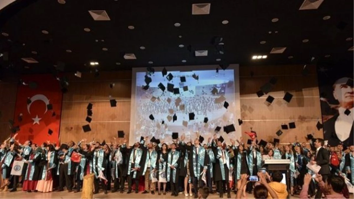 Kmü Sosyal Bilimler Meslek Yüksekokulu\'nda Mezuniyet Sevinci