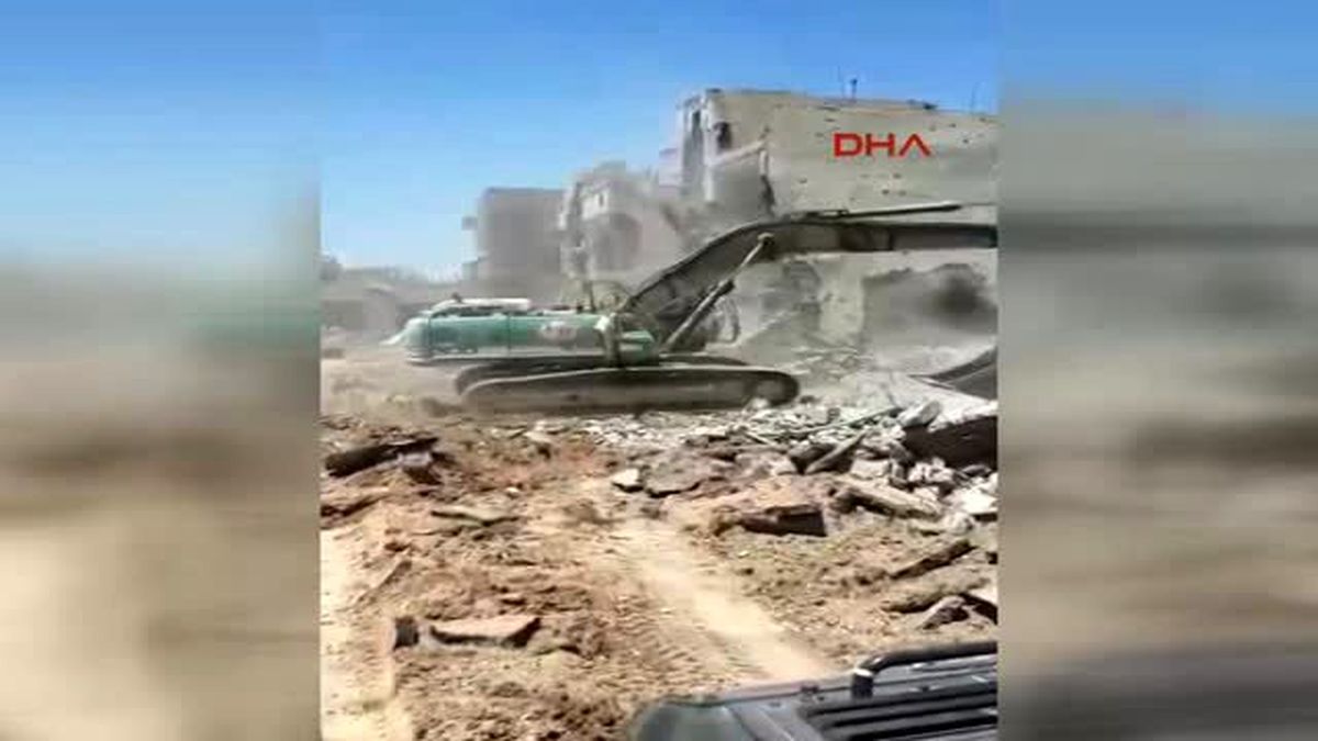 İş Makinesi Operatörü Enkazda Gördüğü Kur'an-ı Kerim'i Çıkardı