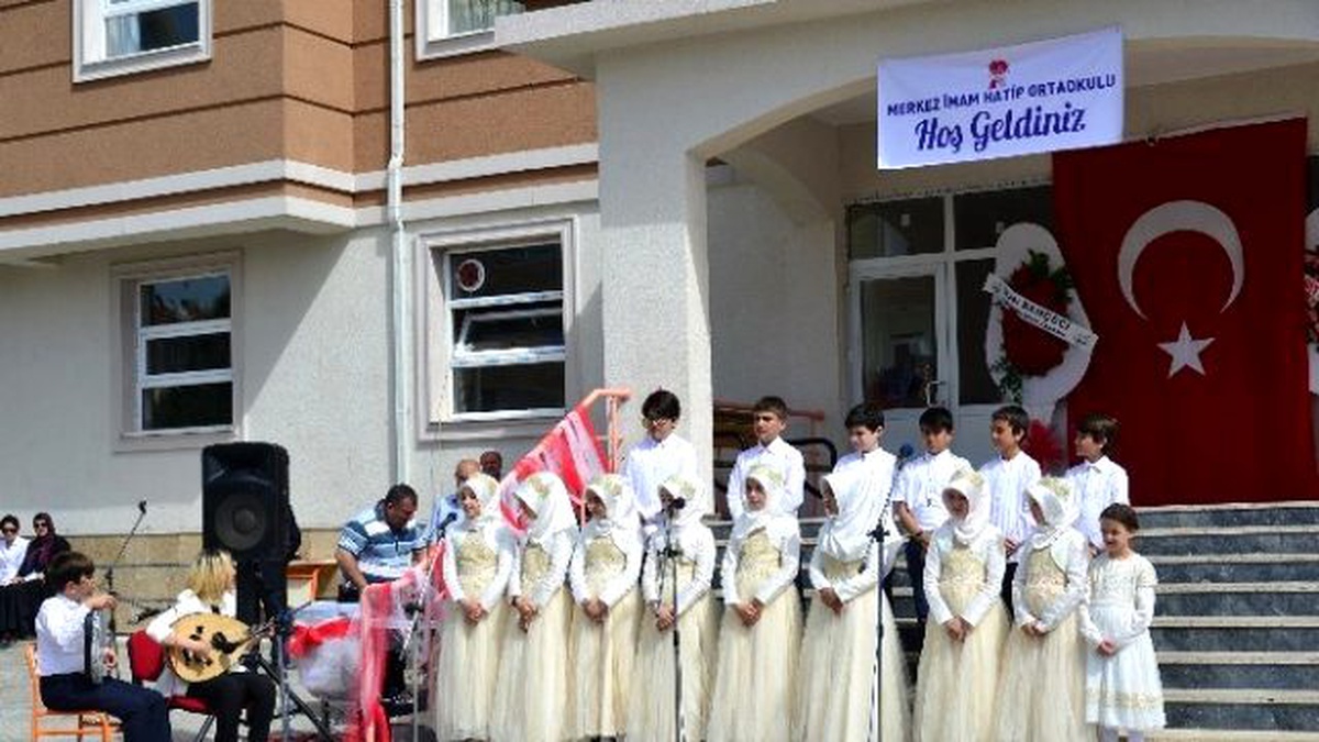 Merkez İmam-hatip Ortaokulu İlk Mezunlarını Verdi