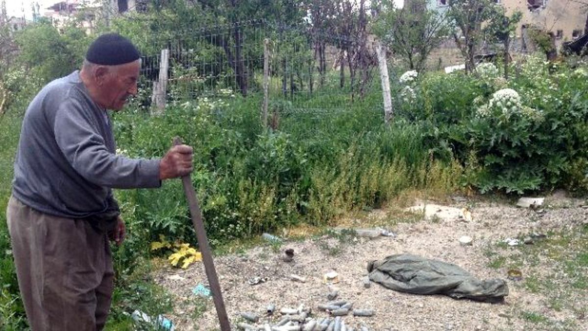 Mermi Kovanlarını Küreklerle Topluyorlar