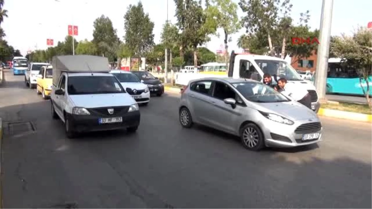 Mersin \'Şehrin Kahramanları\' Trafik Kurallarına Pandomimle Dikkat Çekti