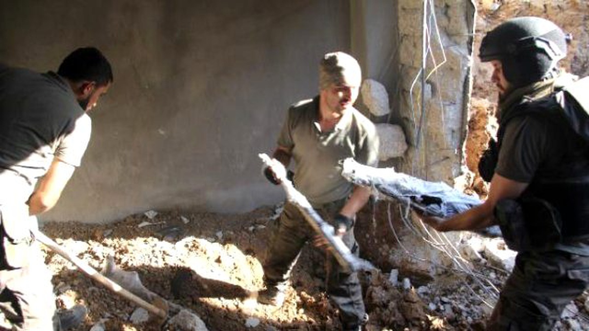 Nusaybin\'de PKK\'lı Teröristler Teslim Olmadan Önce Kullandıkları Silahları Strech Filmlere Sararak...