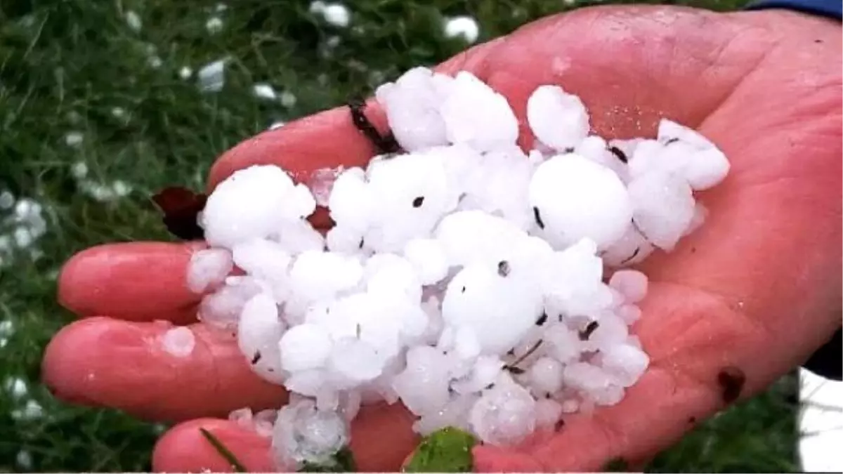 Sakarya\'da Ceviz Büyüklüğünde Dolu Yağdı
