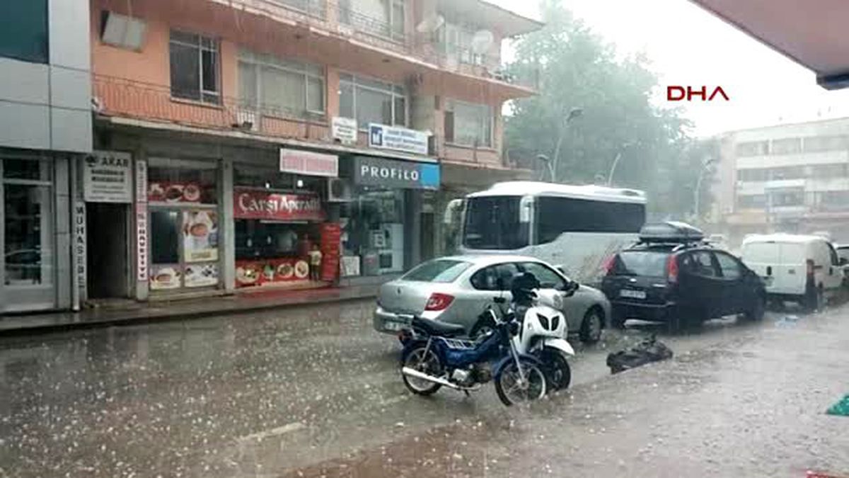Sakarya\'da Ceviz Büyüklüğünde Dolu Yağdı