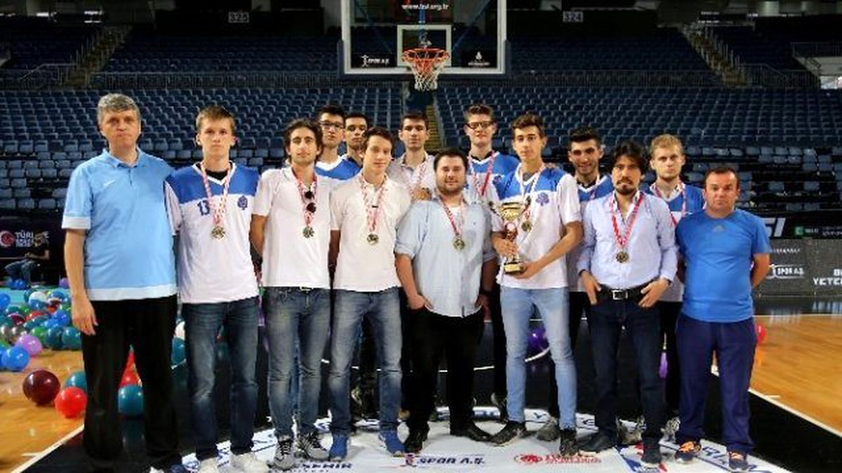 Şampiyon İhlas Koleji Kupasını Aldı