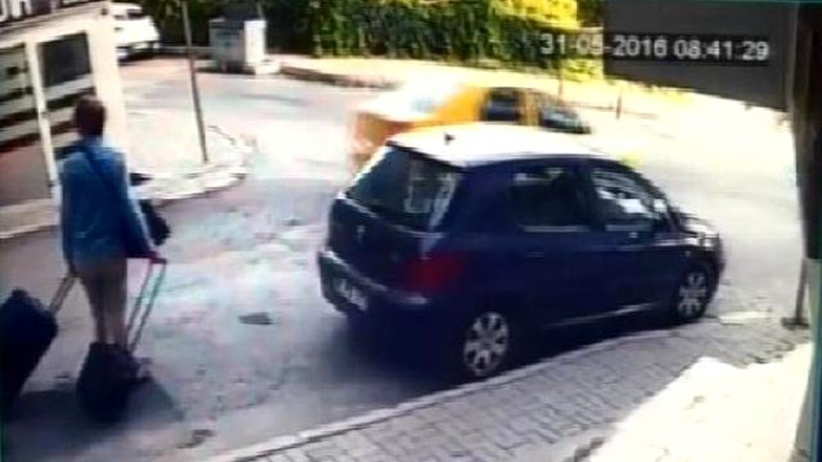 Seri Katil Zanlısı Atalay Filiz\'in İzmir\'de Bavullarla Yürürken Görüntüleri Ortaya Çıktı