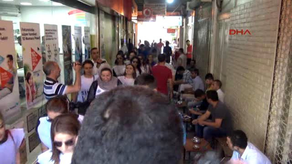 Siirt\'te Kadınlar Kaldırımları İşgal Eden Erkeklere Karşı Eylem Yaptı