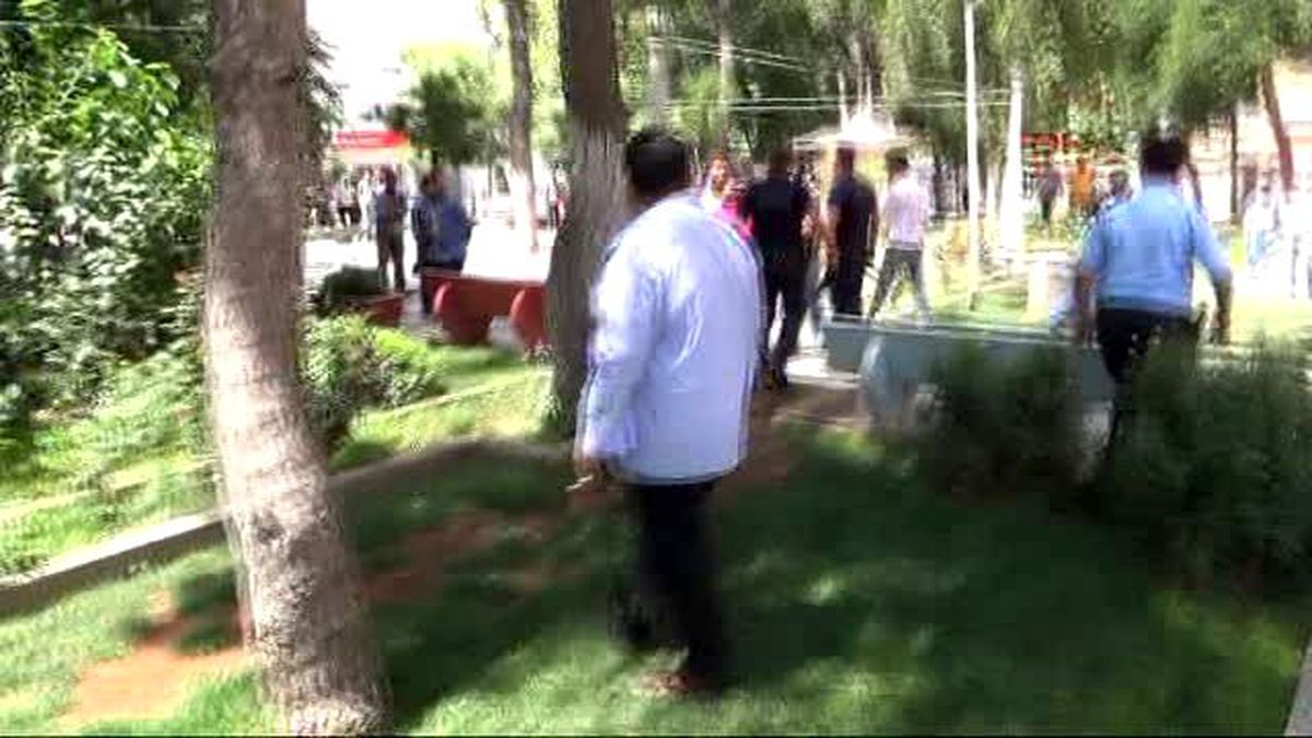 Gençleri Sevgili Sanan Aileler Birbirlerine Girdiler