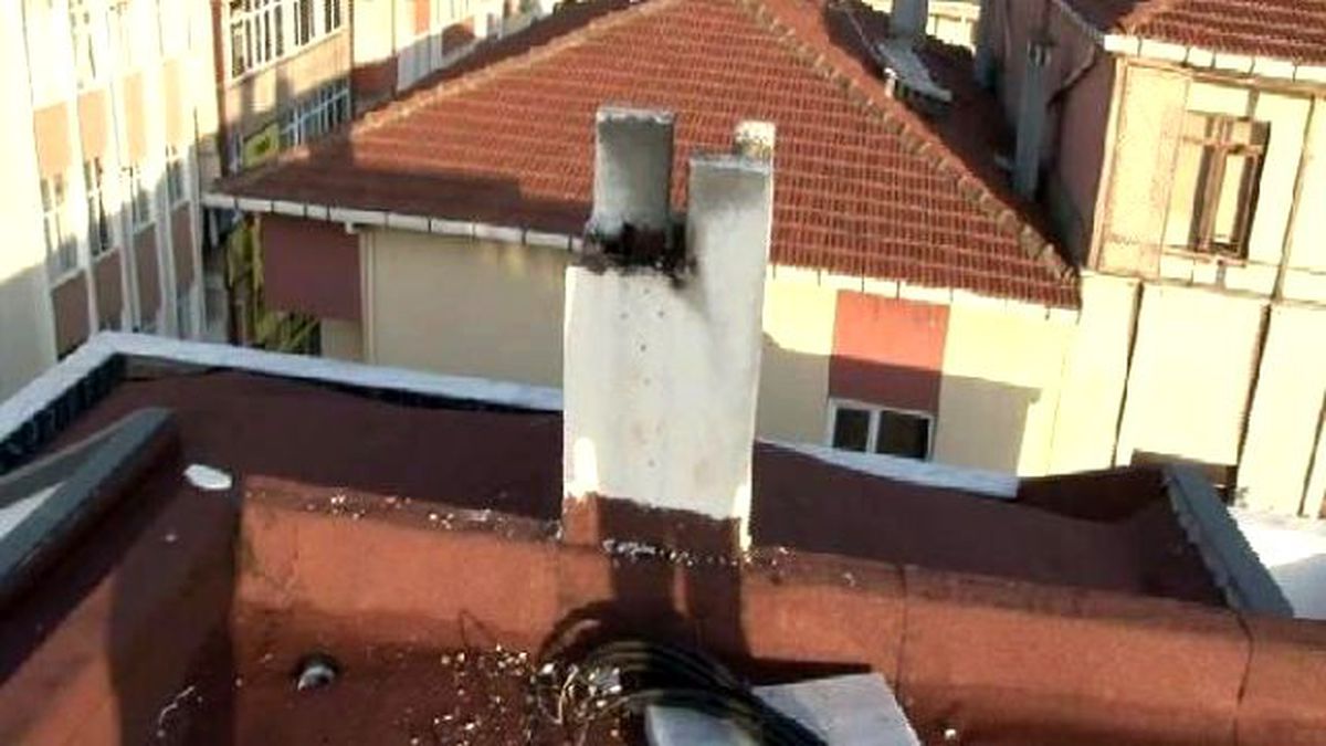 Tuzal\'da 4 Katlı Binanın Çatısına Yıldırım Düştü