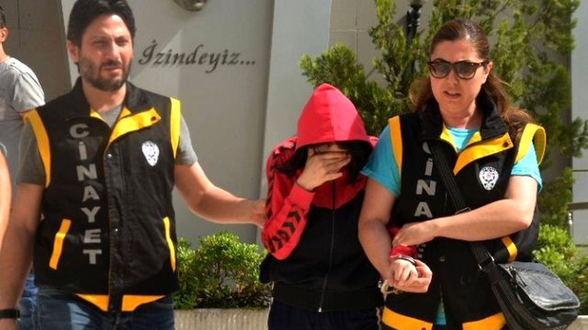 Üvey Babasını Öldüren Genç Kız, Adliyeye Giderken Hüngür Hüngür Ağladı