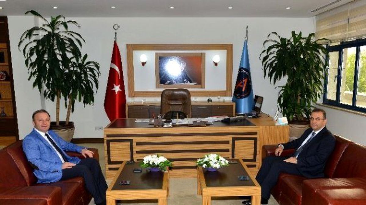 Vali Türker Rektör Vekili Ünal\'a Veda Etti