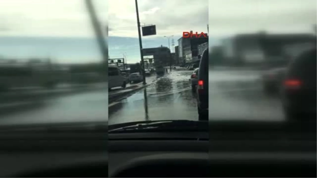 Yağmur Apansızın Bastırdı... İstanbul\'un Her Yanında Trafik Felç !..