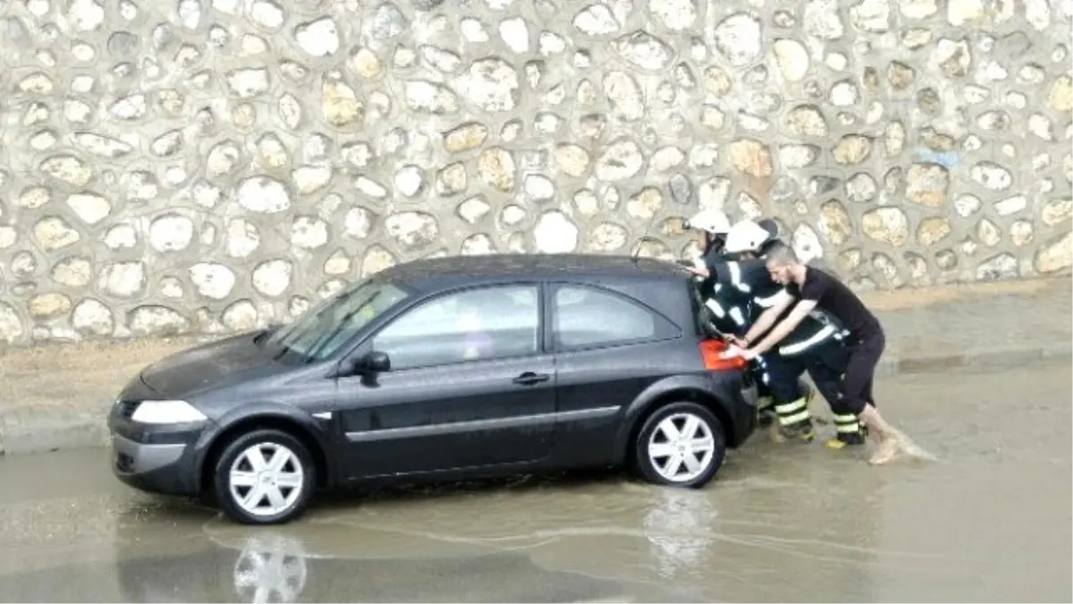 Yollar Göle Döndü, Evleri Su Bastı