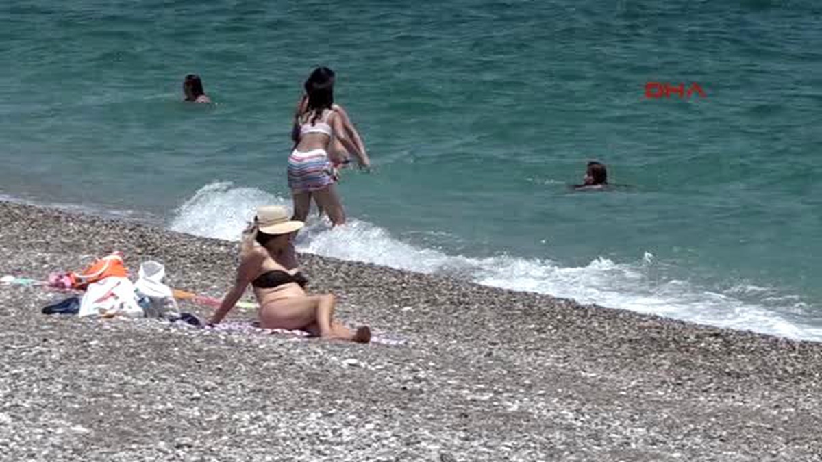 Antalya Güneşi Gören Sahile Akın Etti