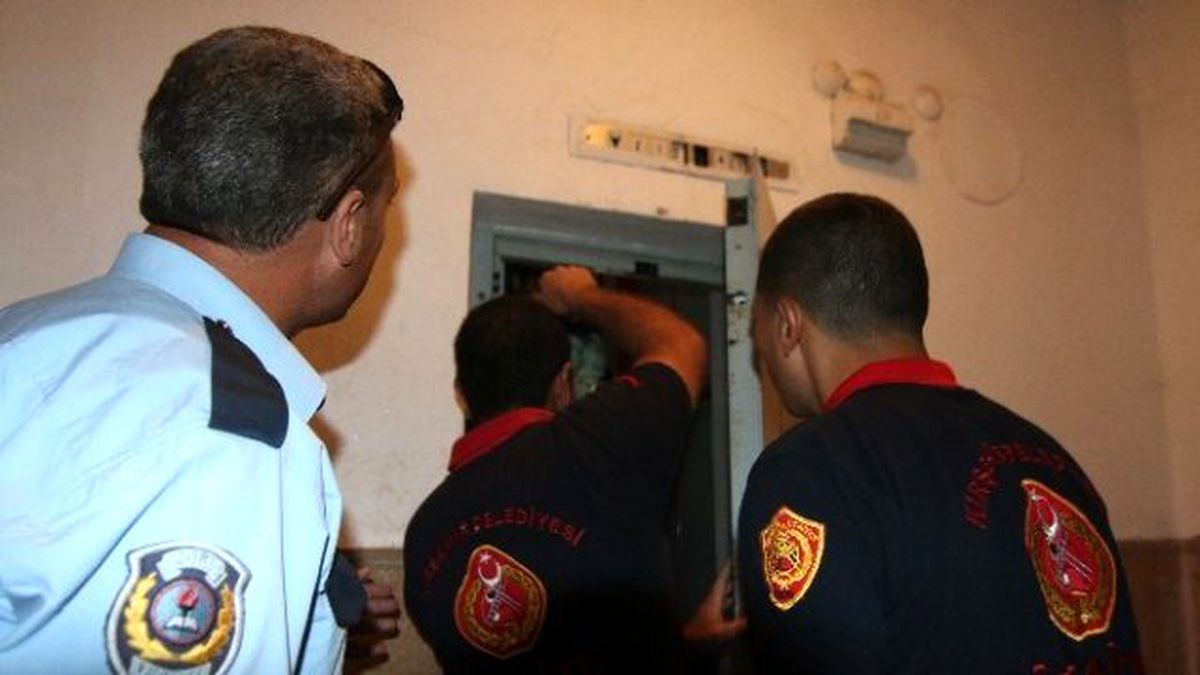 Asansörde Kalan Hemşire, 155\'ten Yardım İstedi