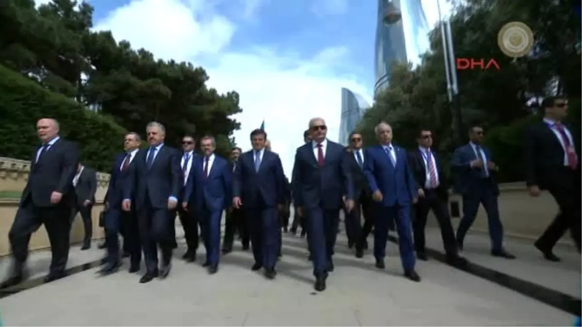 Başbakan Binali Yıldırım Azerbaycan\'da Şehitliği Ziyaret Etti..