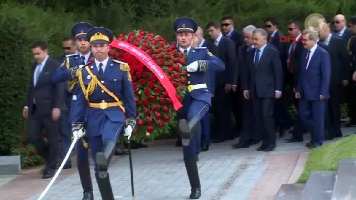 Başbakan Binali Yıldırım Haydar Aliyev\'in Mezarını Ziyaret Etti