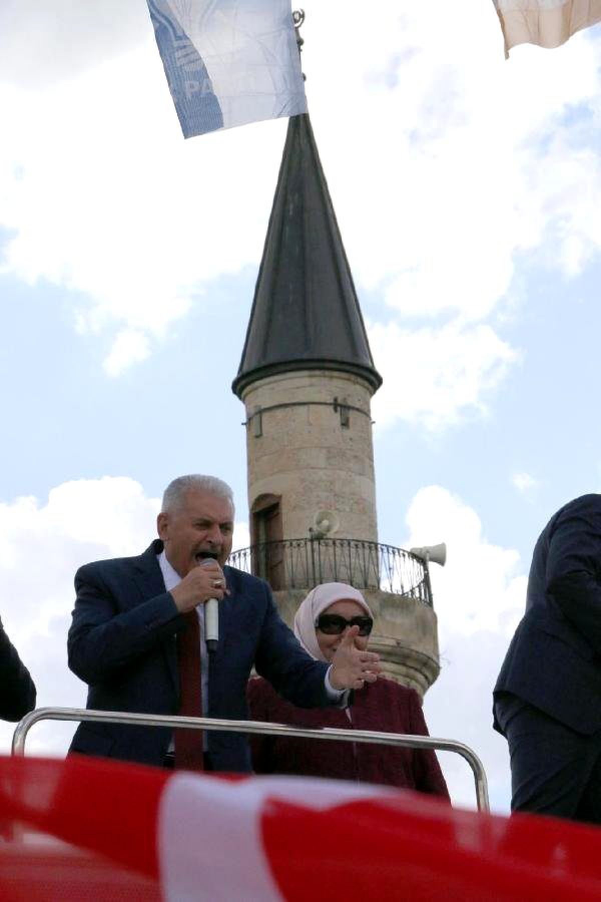 Başbakan Binali Yıldırım, Memleketi Erzincan\'da Sevgi Gösterileriyle Karşılandı (3)