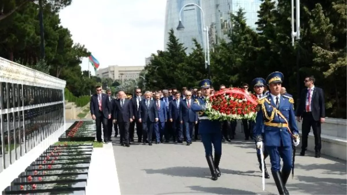 Başbakan Binali Yıldırım, Türk ve Azerbaycan Şehitliğini Ziyaret Etti