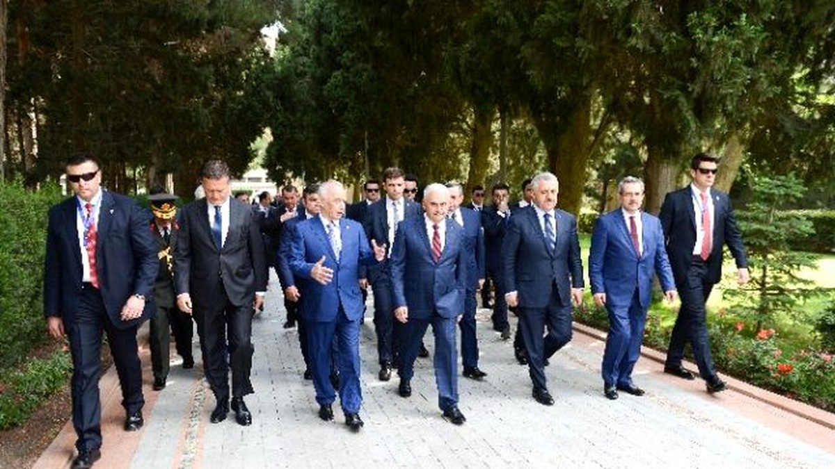 Başbakan Yıldırım, Aliyev\'in Mezarını Ziyaret Etti