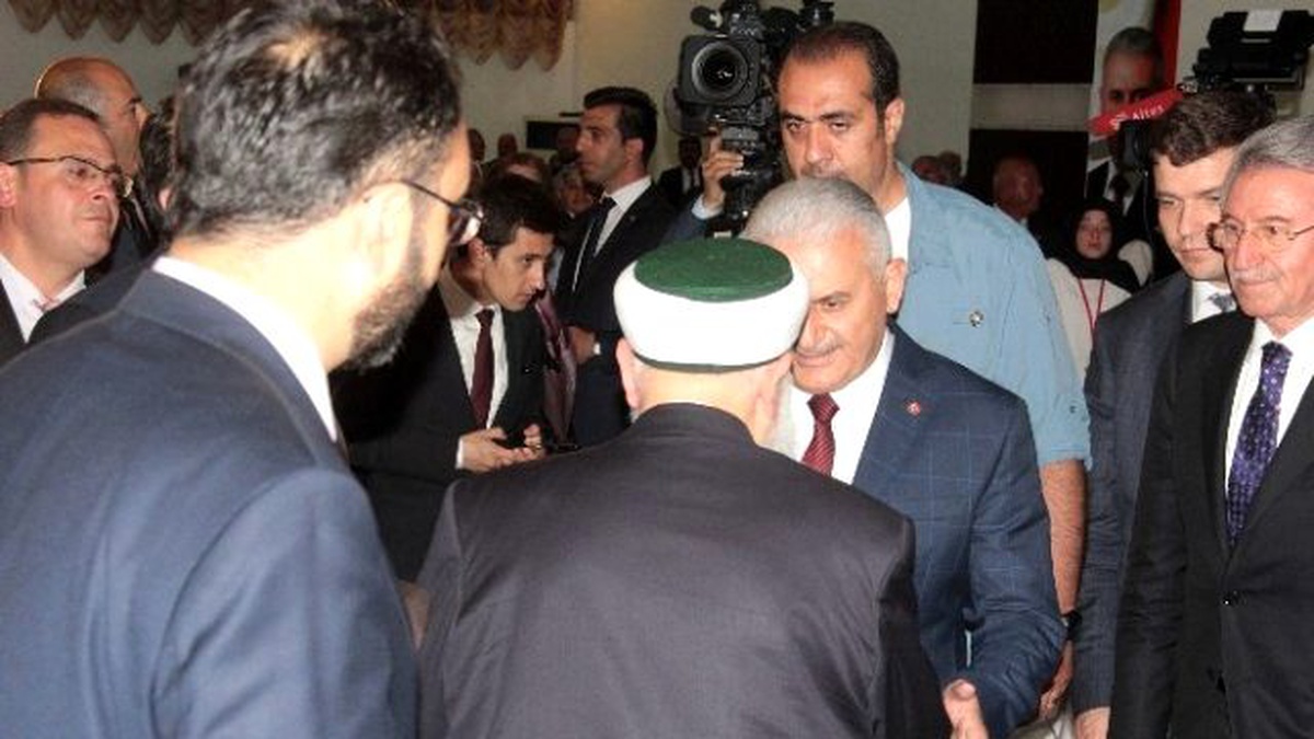 Başbakan Yıldırım, Erzincan\'da Kanaat Önderleri ve Stk Temsilcileriyle Bir Araya Geldi