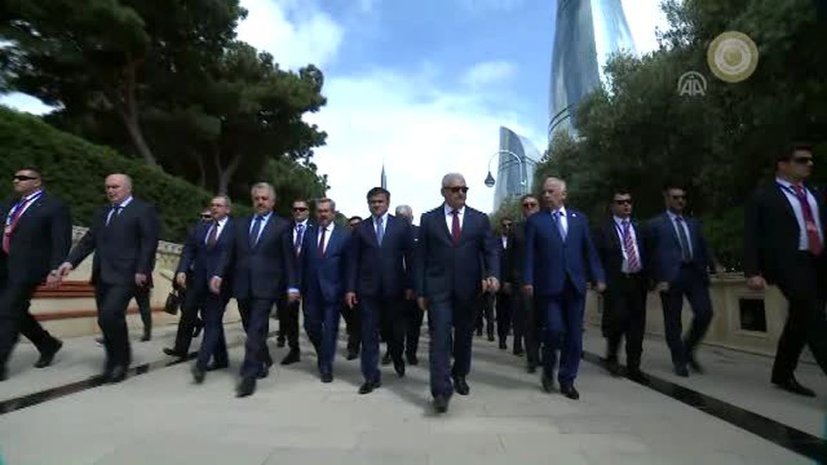 Başbakan Yıldırım, Haydar Aliyev'in Mezarını ve Şehitlikleri Ziyaret Etti (2)