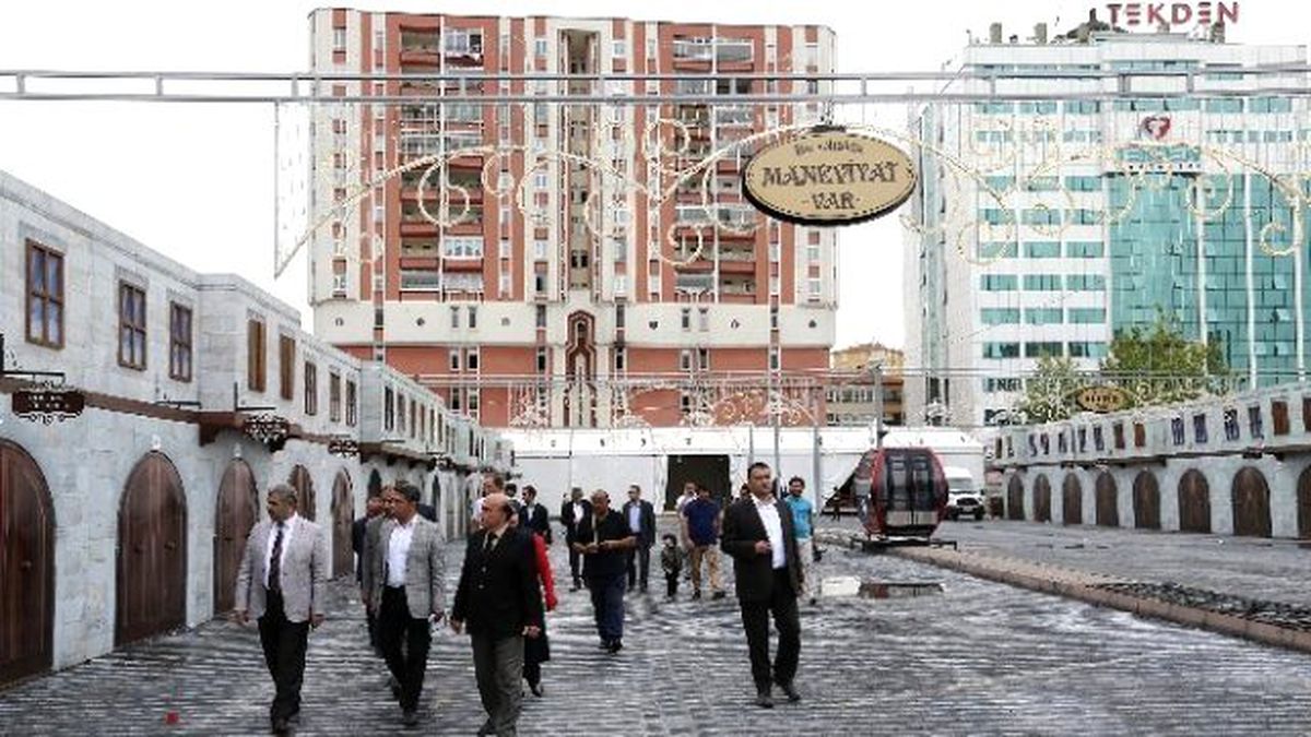 Başkan Çelik Ramazan Sokağı\'nda İncelemelerde Bulundu
