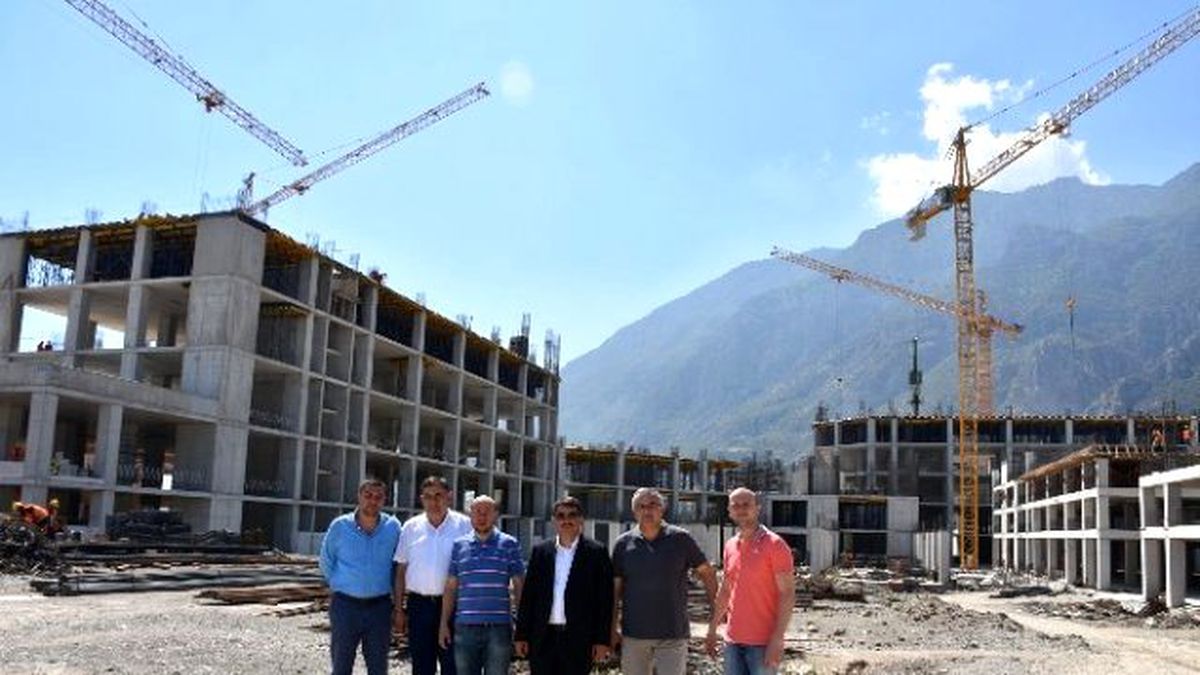 Başkan Çelik, Şehir Hastanesi İnşaatını İnceledi