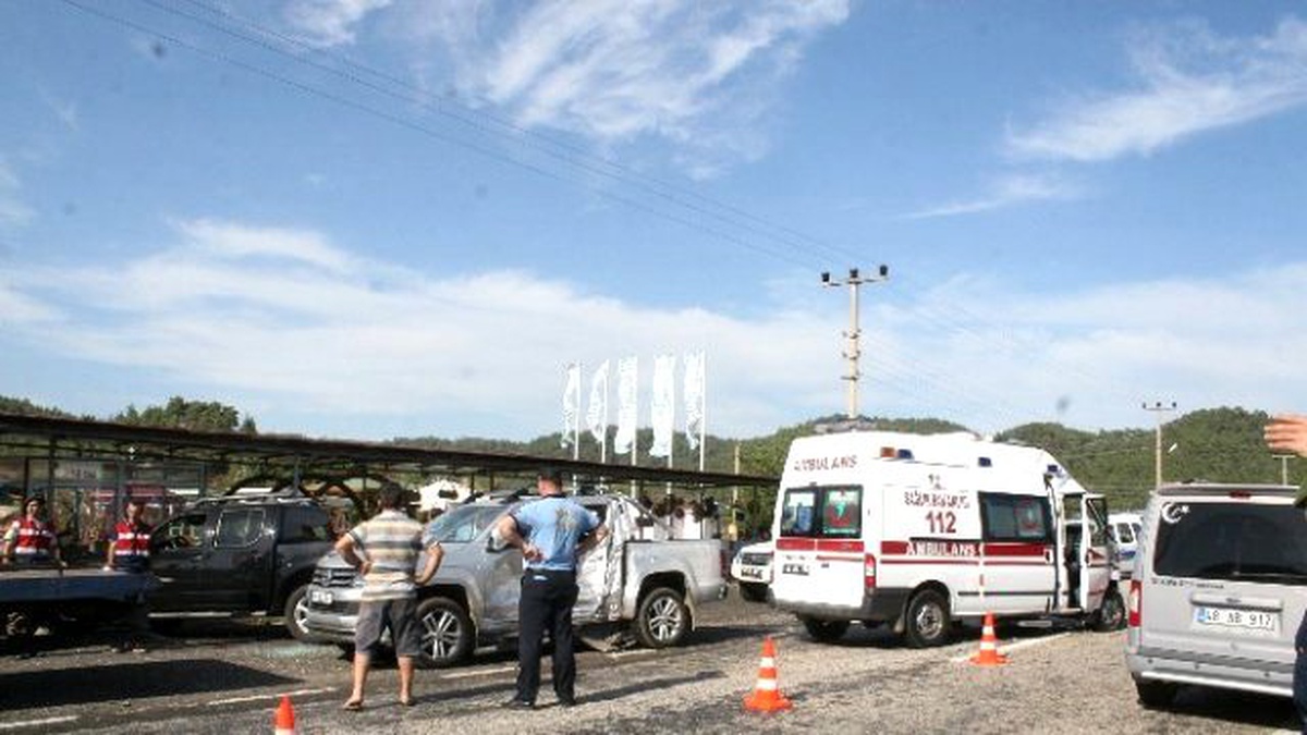 Bebek Taşıyan Ambulans ile Kamyonet Çarpıştı: 4 Yaralı