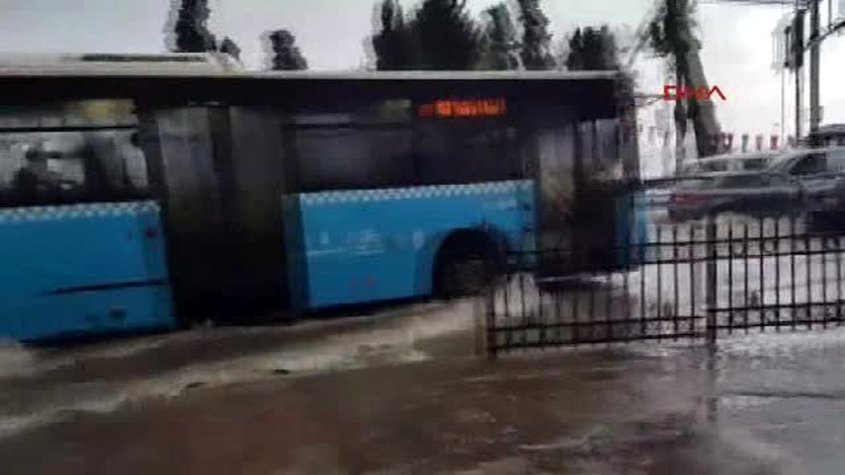 Beşiktaş\'ta Sel Gitti; Kaldırım Taşları Söküldü