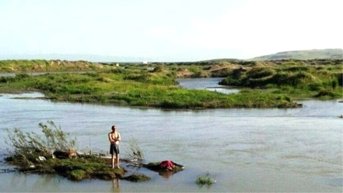 Erciş\'te Balık Avlayan Genç Derede Boğuldu
