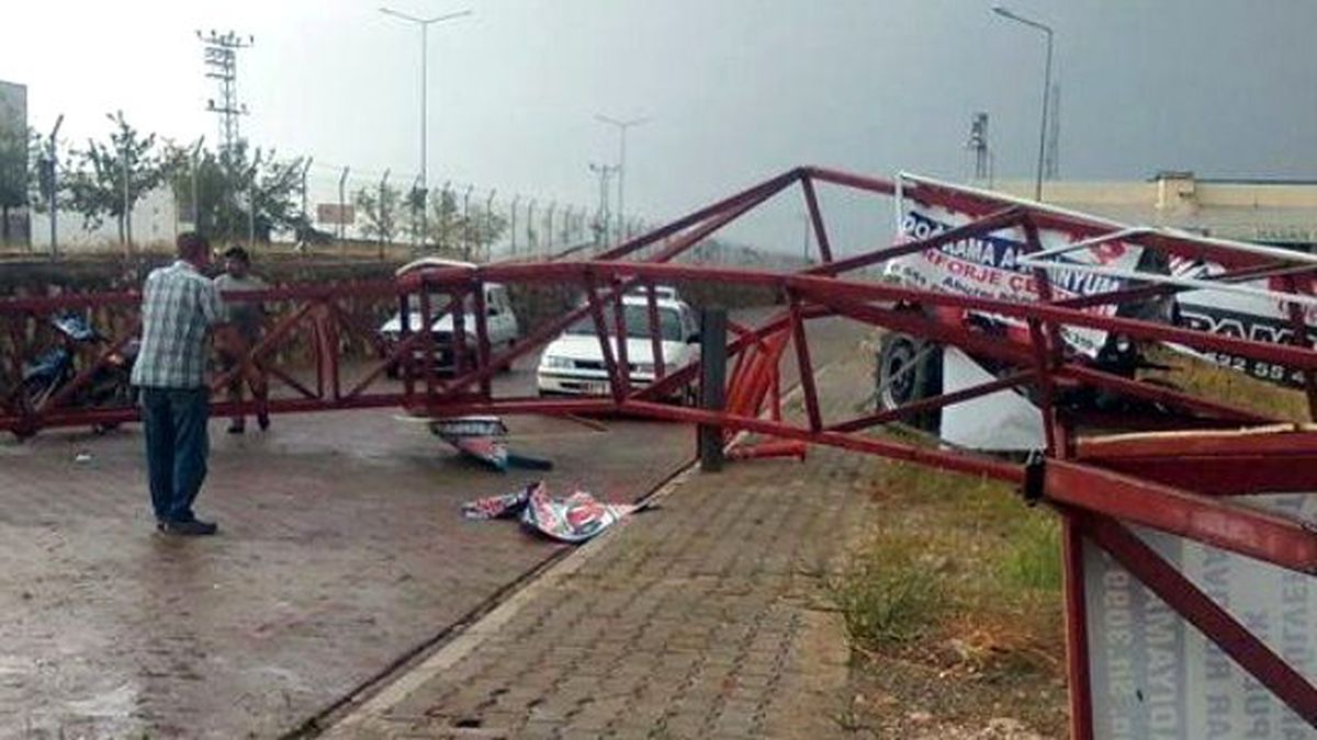 Fırtına Küçük Sanayi Sitesinde Tabelalarını Devirdi