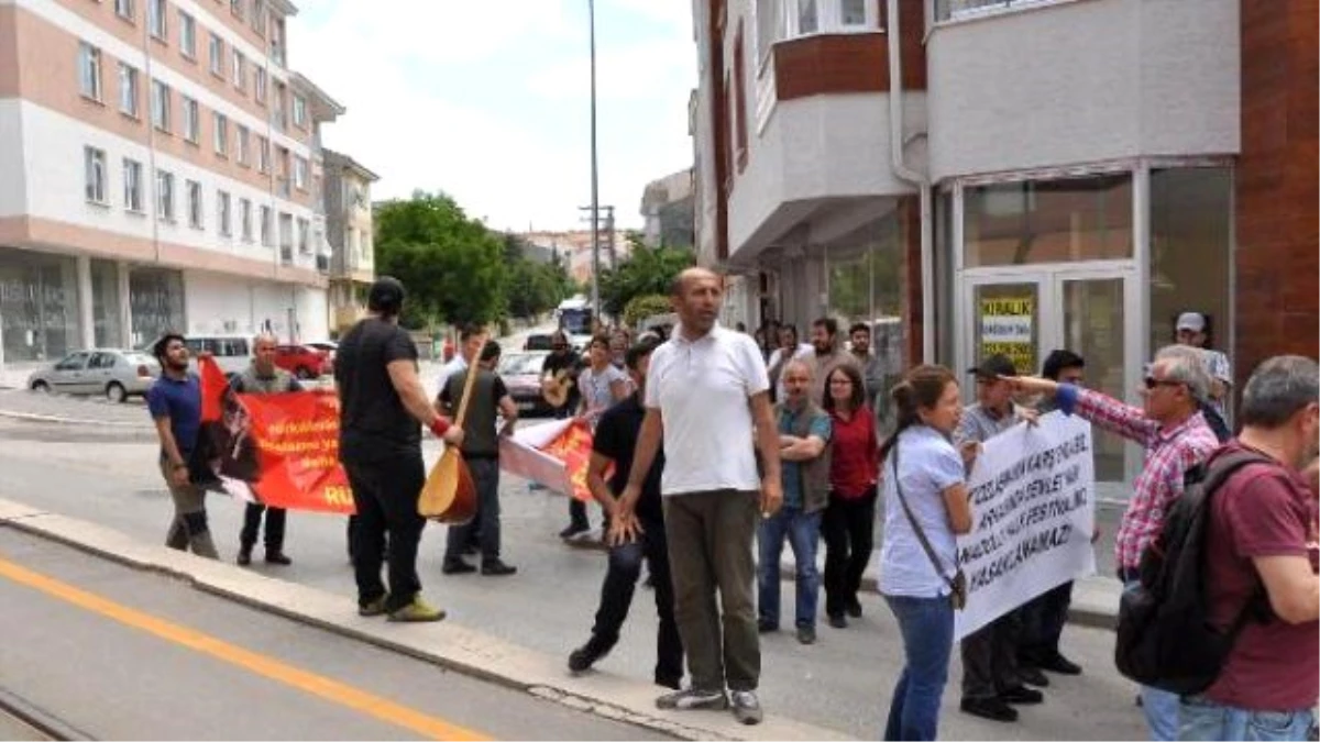 Grup Yorum, Katılacakları Etkinlik Yasaklanınca Sokakta Türkü Söyledi