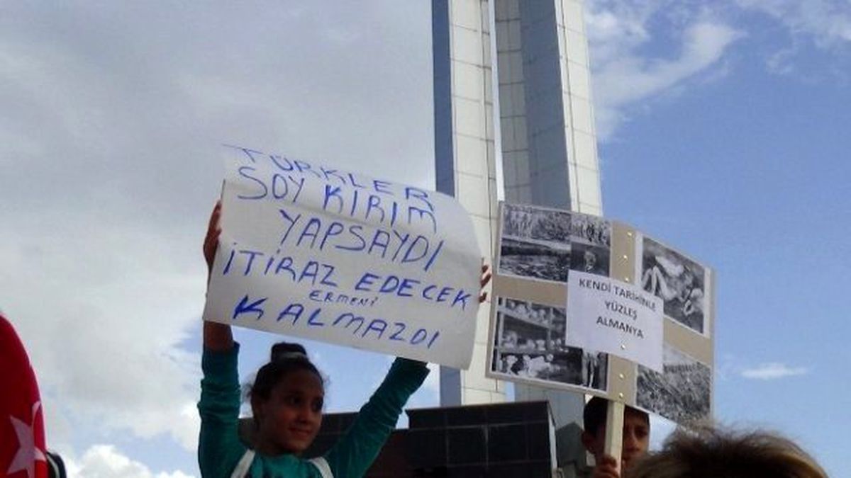 Iğdır\'da Kılıçlar Anıtında Alman Parlamentosunu Protesto Edildi