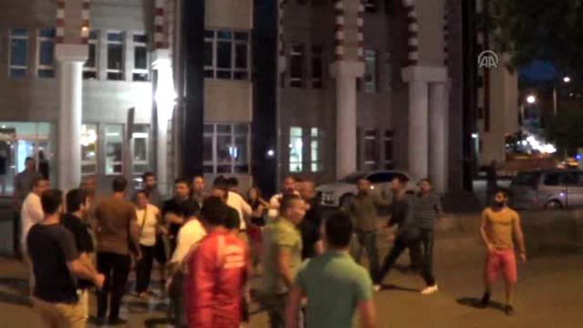 Kuşadası'daki Terör Operasyonu İlçeyi Karıştırdı! Taşlı Sopalı Kavga Çıktı