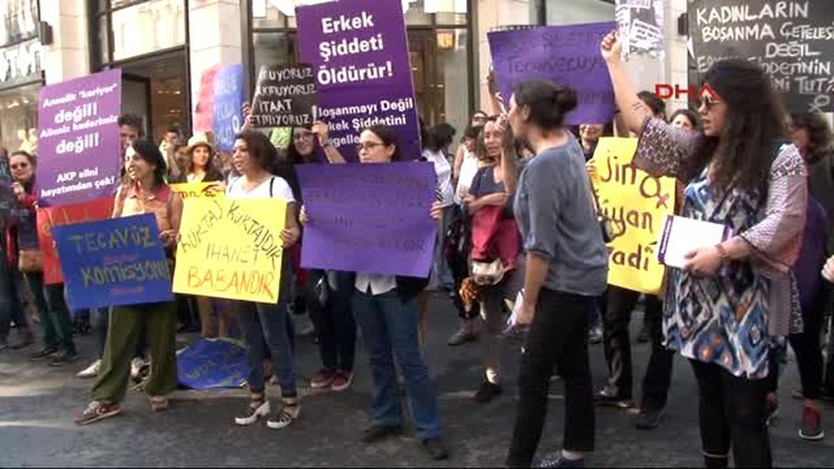 İstiklal Caddesi\'nde Prezervatifli Eylem