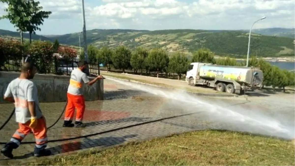 İzmit\'in Sokak ve Caddeleri Yıkanıyor