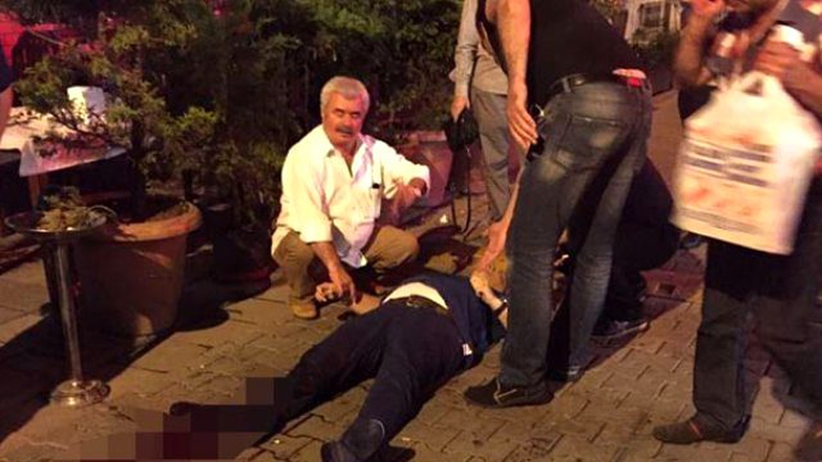 Kadıköy\'deki Bıçaklı Kavga Sokak Kapattırdı: 2 Yaralı