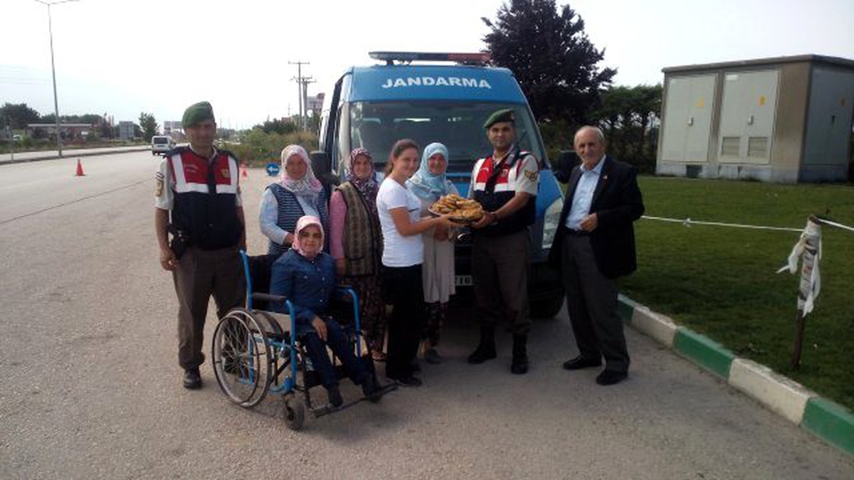 Kadınlar Yol kontrolü yapan güvenlik güçlerine Börek ikram ettiler