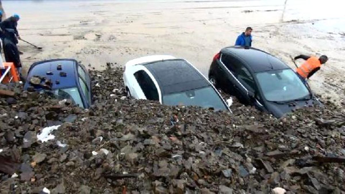 İstanbul\'da Sel, Araçları Toprak Altına Bıraktı