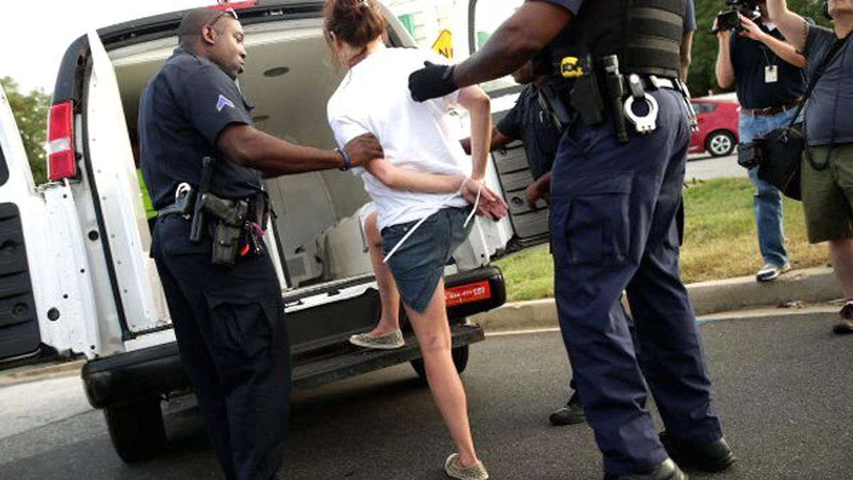 Kızının Erkek Arkadaşına Sarkıntılık Eden Kadın Hapse Mahkum Oldu