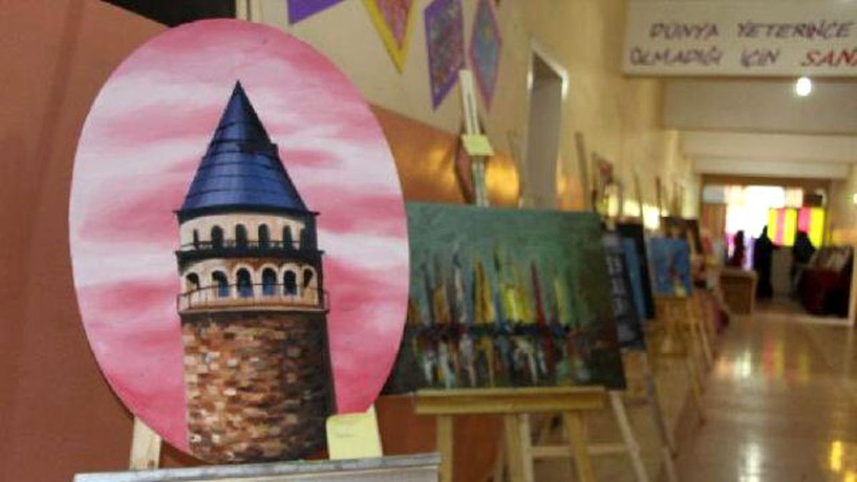 Köylü Kızlar Resim Sergisi Açtı
