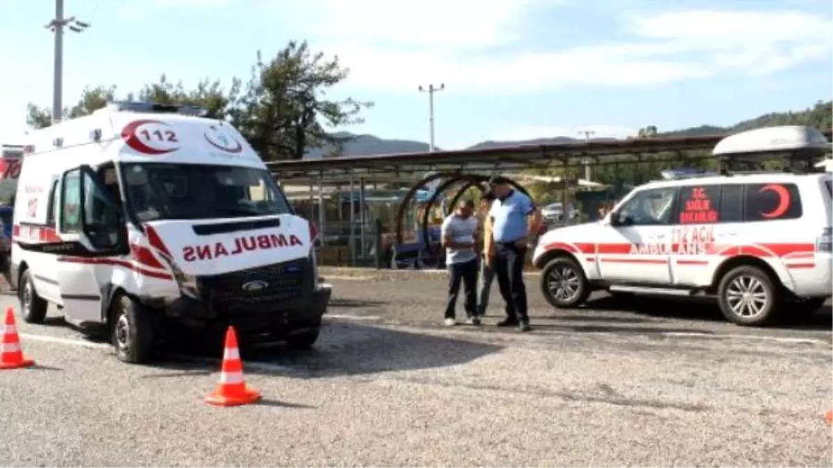 Marmaris\'te Ambulansla Kamyonet Çarpıştı: 4 Yaralı