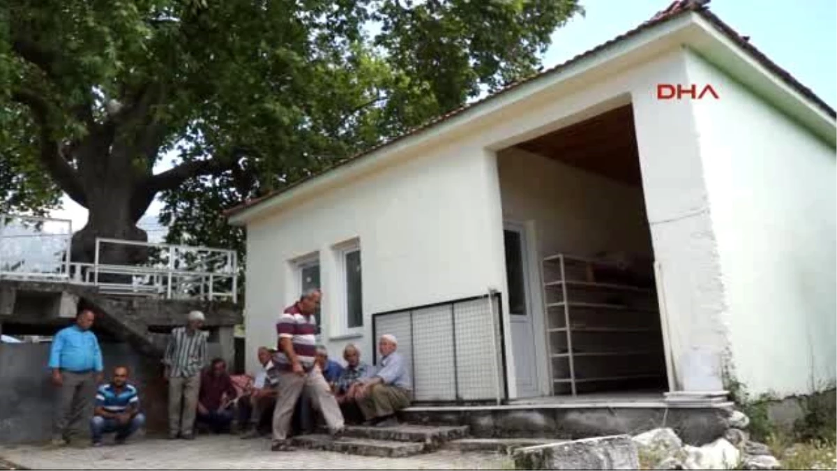 Muğla Camiye İmam Atanması İçin Kilitli Kapının Önünde Namaz Kıldılar