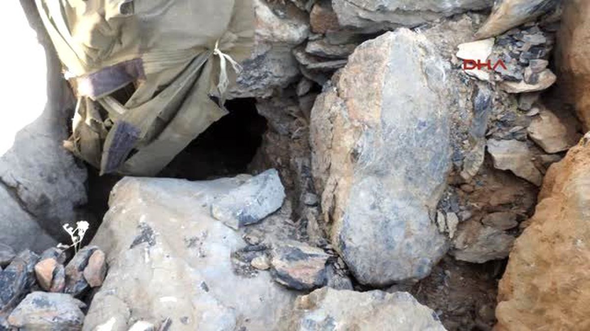 PKK\'lı Teröristlerin Dağlıca\'da Cephanelik Olarak Kullandığı 2 Ayrı Mağarada Silah ve Mühimmat Ele...