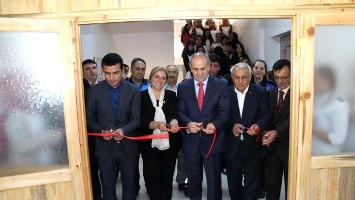 Polisler ile Eşlerinden Öğrenci Pansiyonuna Kitap Desteği